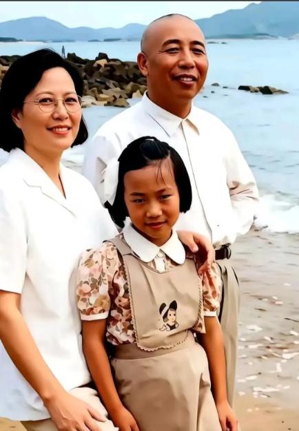 1972年，北京一处普通院落里，65岁的开国上将宋时轮再婚，新娘郑晓存只有32岁
