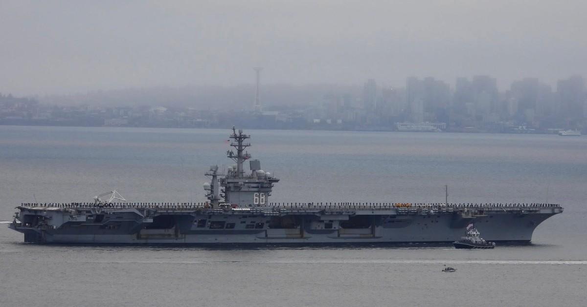 美军航母不够用了，尼米兹号中断退休，紧急顶替布什号参加演习看来美军航母真是不