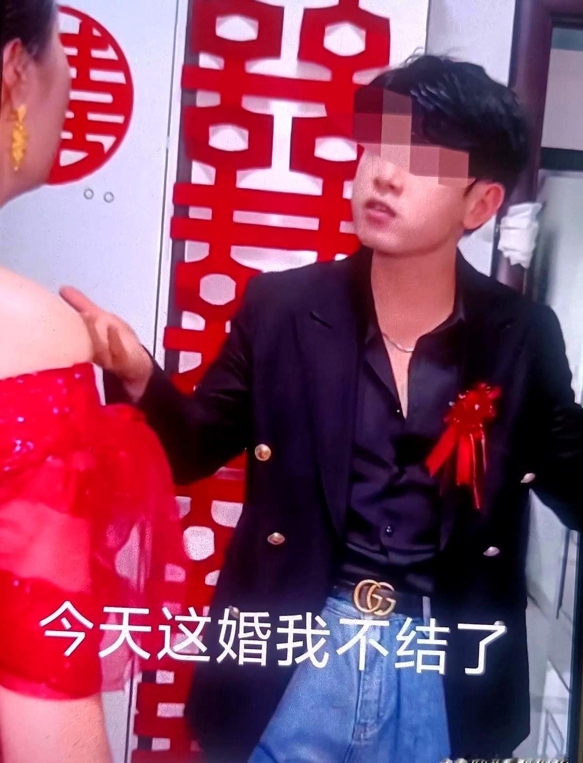 那天早上八点刚过，小区楼道的红地毯还沾着露水。新郎攥着玫瑰的手心全是汗——三