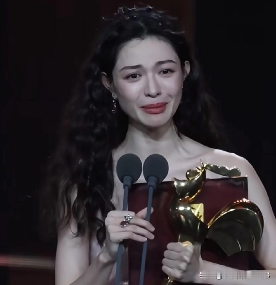 我竟然好喜欢看钟楚曦哭唧唧的样子！每一滴眼泪都像在演戏，破碎感绝绝子，这大概