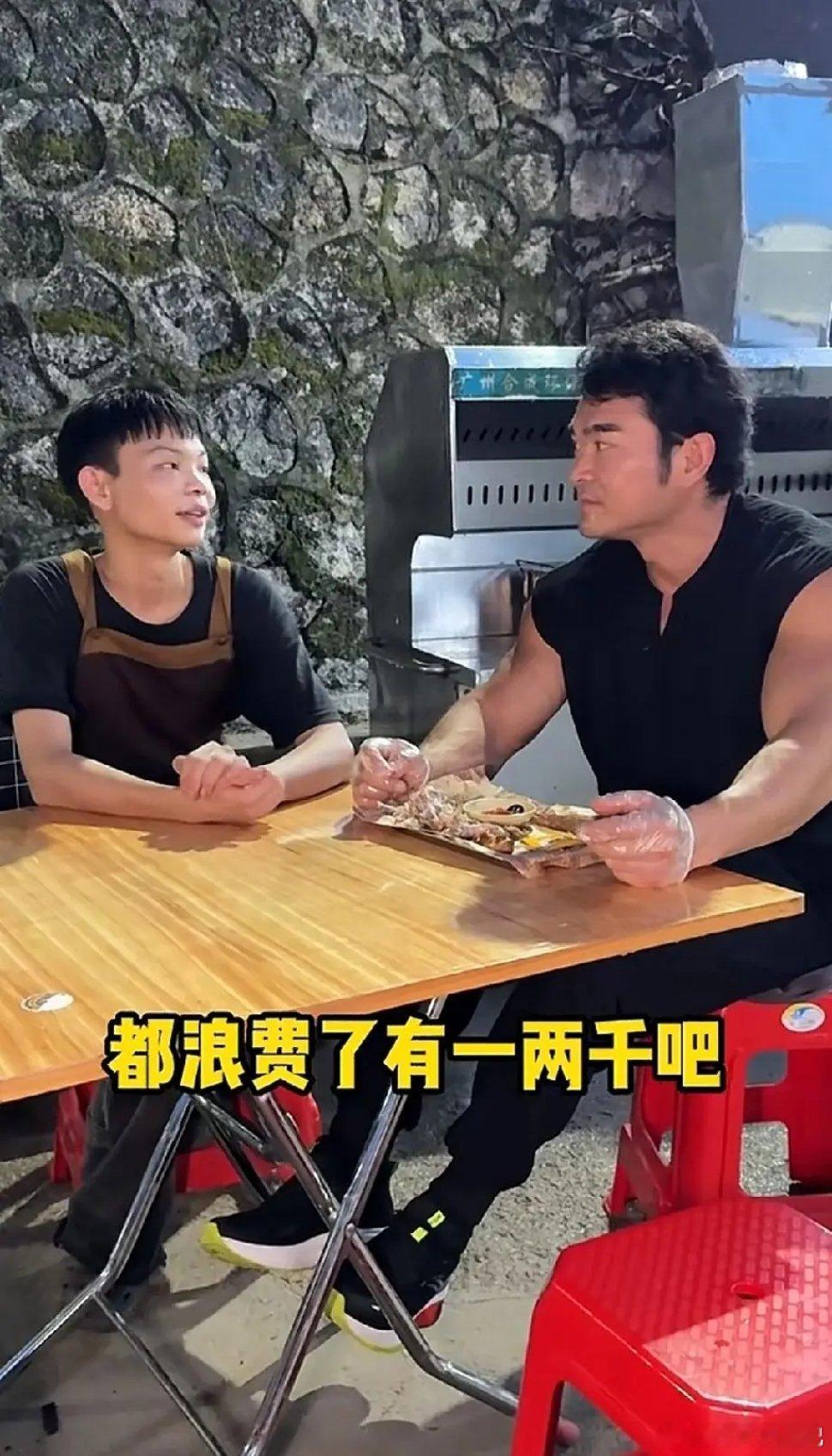 16岁烤鸡少年爆火后不敢接父母电话一个十六岁的烤鸡少年被李维刚带火了。有人说他不