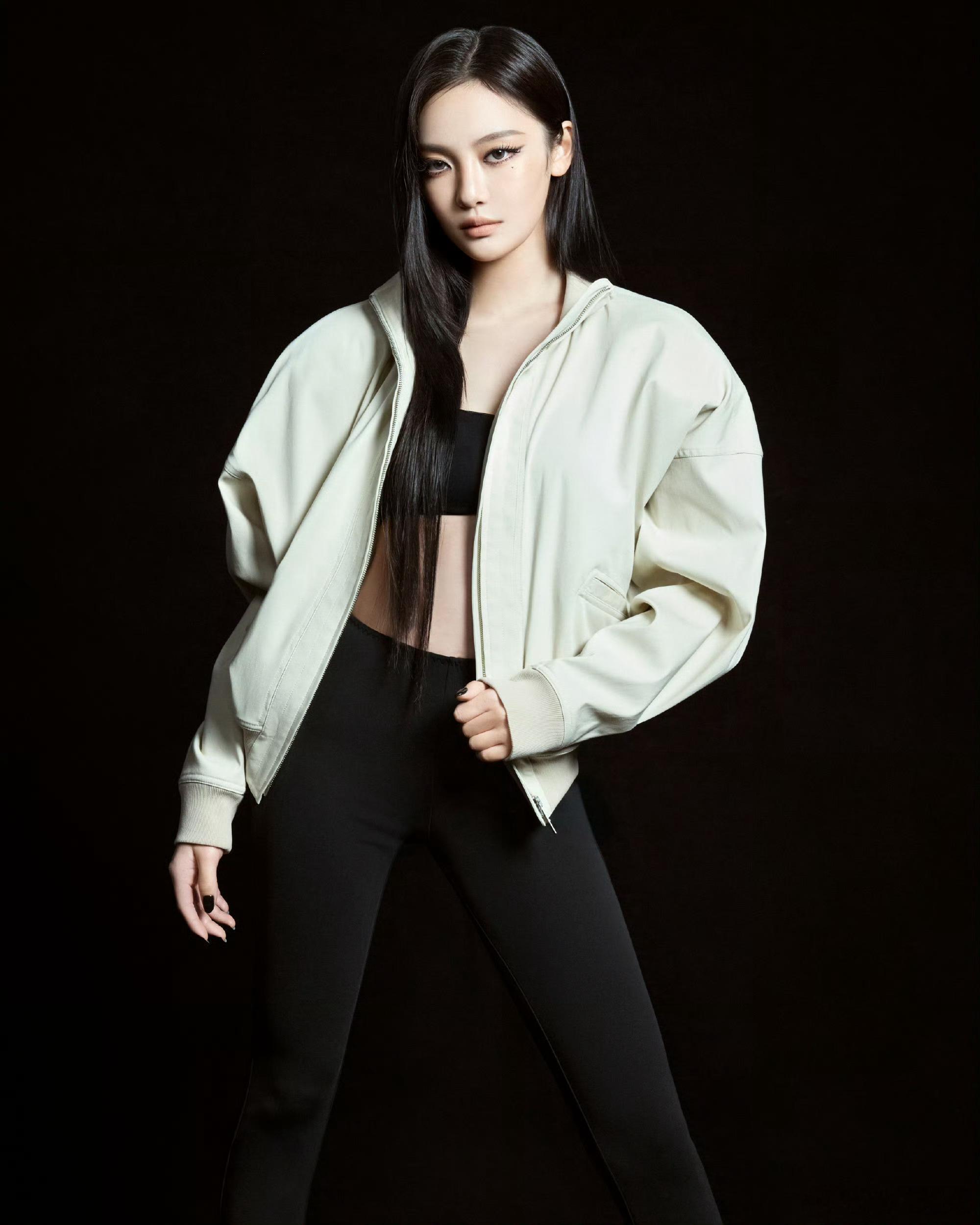 GUCCI官宣宁艺卓宁艺卓这组照片也挺有时尚感的啊，为什么粉丝要自己说她土