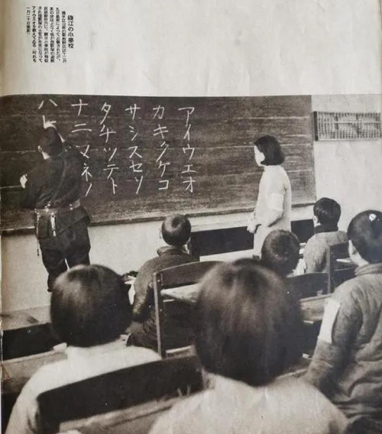 1938年，江苏镇江沦陷后，日本老师正在教室内给中国孩子教学日语时的一幕，一群孩