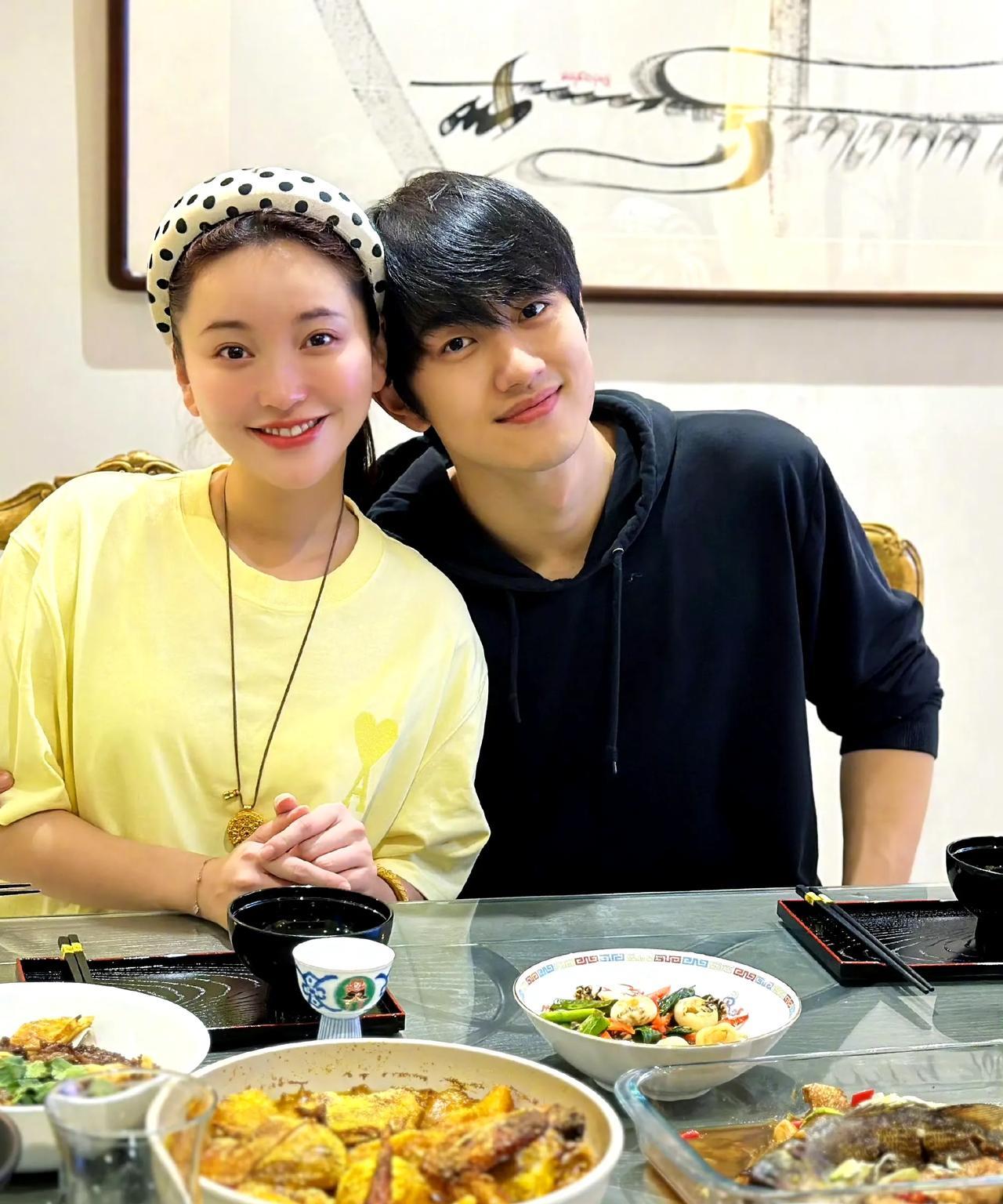董璇和金莎可不一样，金莎属于清醒的恋爱脑。她和小19岁的男友孙丞潇一起参加节目