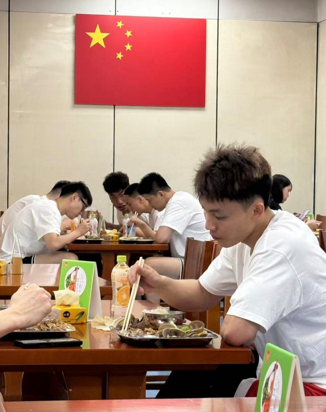 集训开启！又见到国家队队友啦胡明轩、徐杰和徐昕加油！​​​