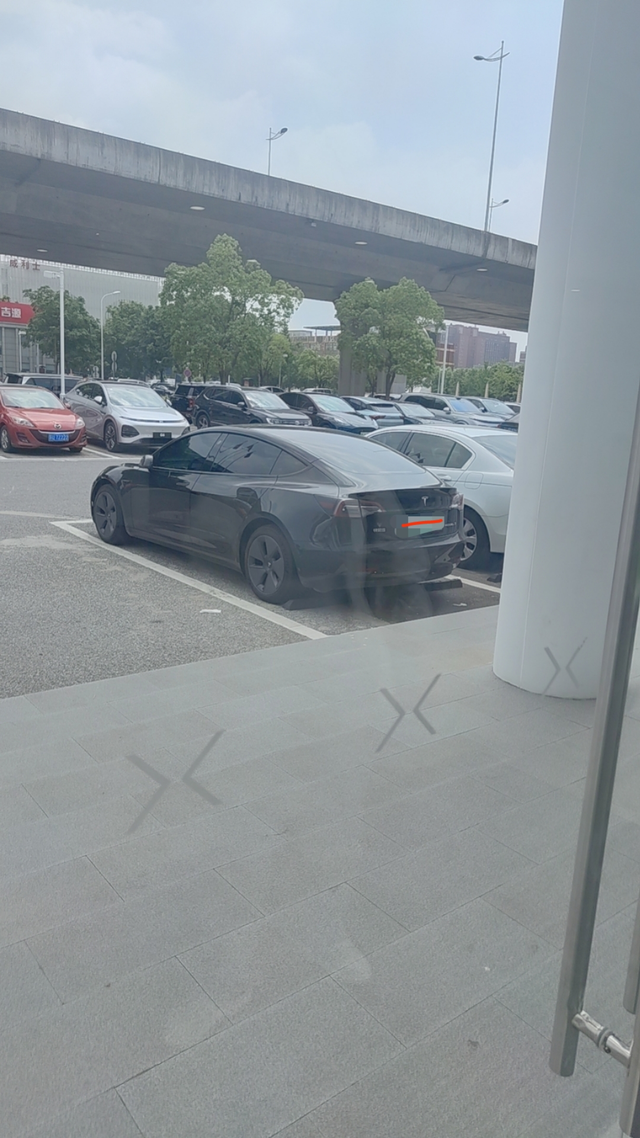 开着特斯拉去买小鹏原车是毛豆3标续，一年多开下来的感受是操控无敌，车身整体性好