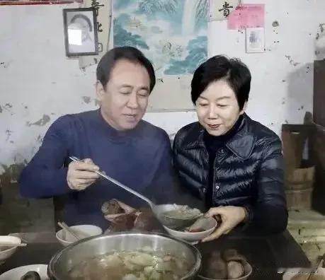 “前中国首富”许家印与两个儿子全部落网判刑，妻子丁玉梅却在外能吃上热乎饭！那