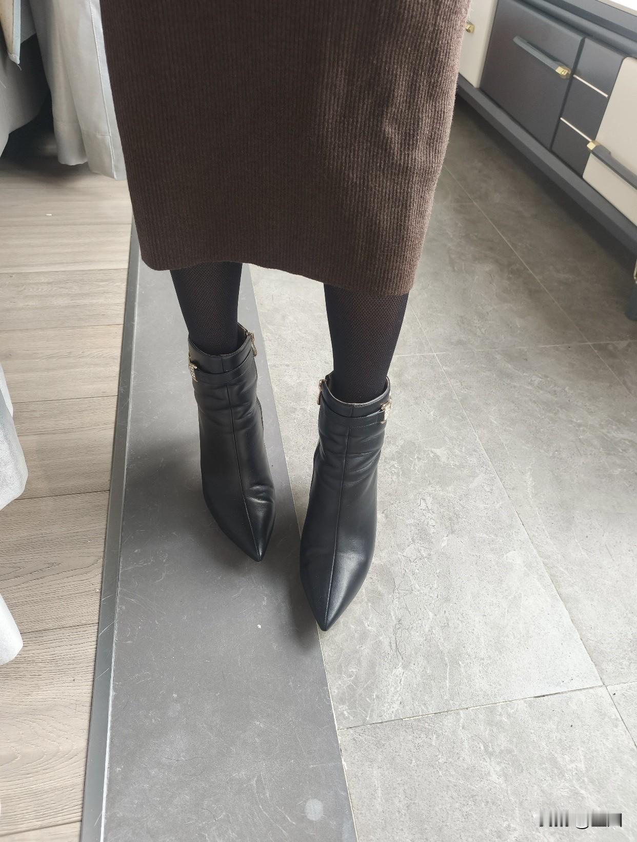 秋冬穿搭指南：黑色皮靴搭配棕色毛衣，温暖又时尚！OOTD每日穿搭