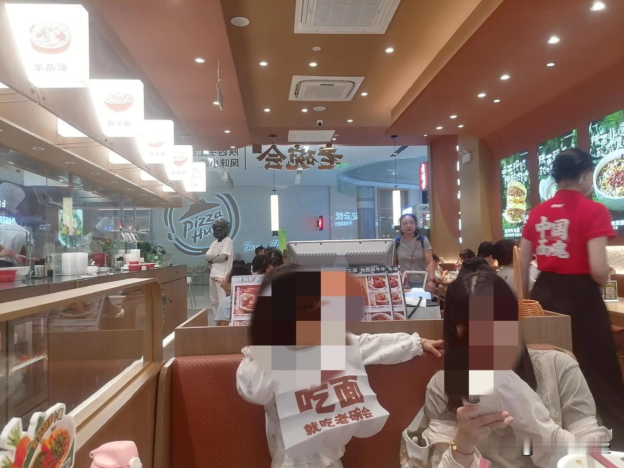 家人喜欢吃老碗会的面条，到哪都要找这家连锁店，小店生意还不错，面好吃但没肉还有些