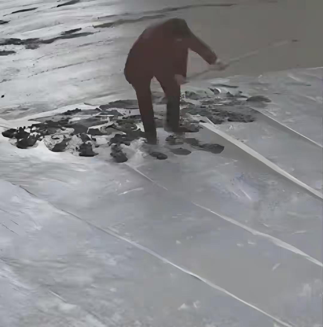 80岁的老太太破坏了村民修的混凝土路面，背后的原因让人觉得不可理喻。原本她已