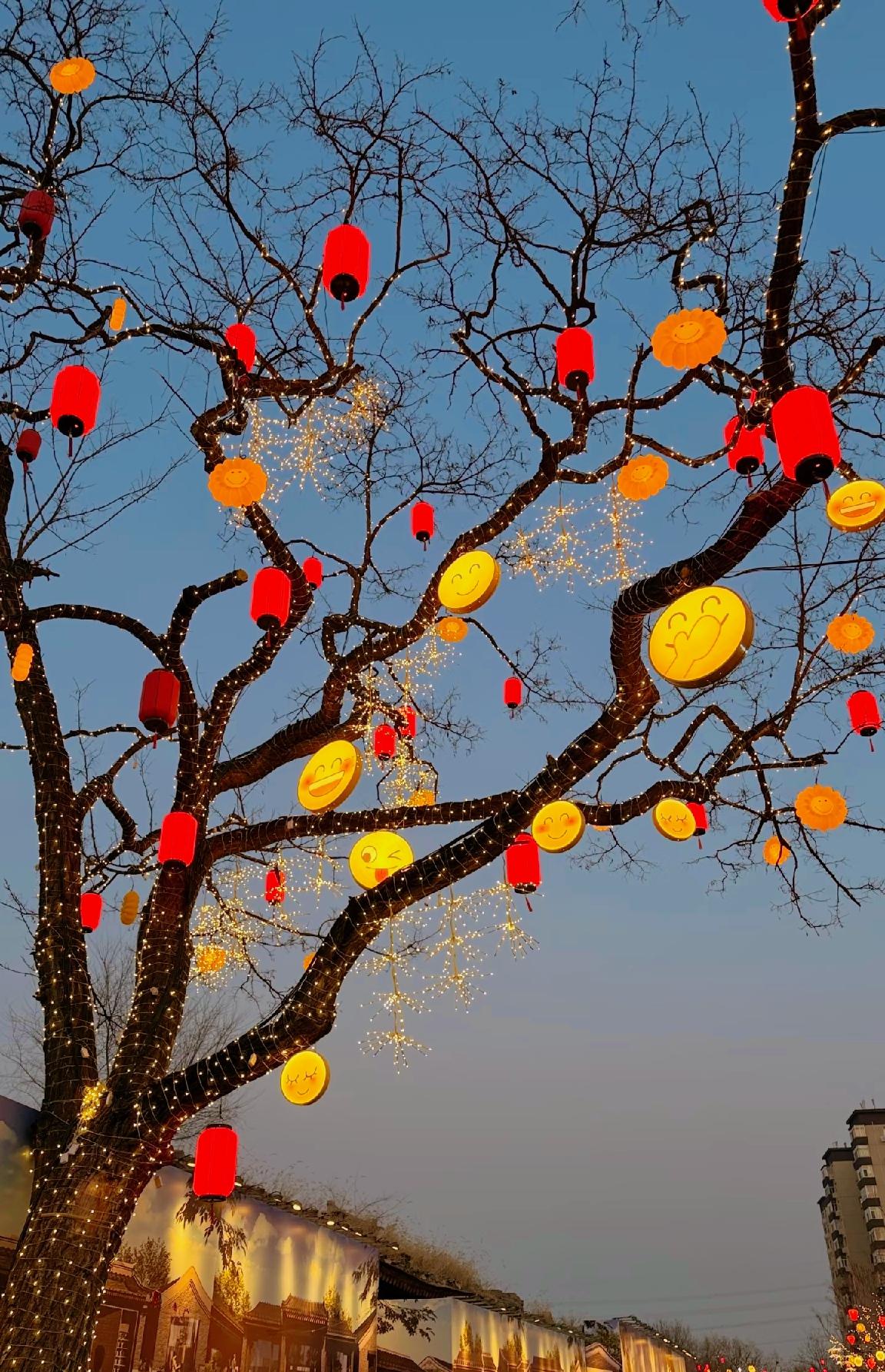 ：）办公室，男女同事聊天不太避讳。男同事：昨晚半夜我被窝里一伸脚踢着我媳妇