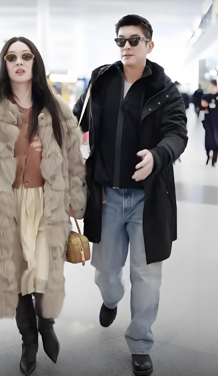 霍思燕越来越李湘化了，珠圆玉润、一脸的富态像。近日，霍思燕和杜江在机场被网友拍