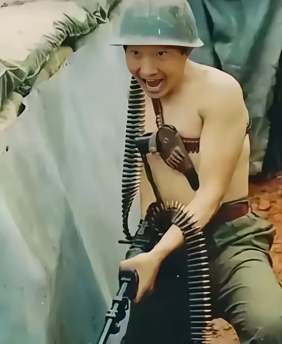 老山战役中，三连连长张文洪目睹战友倒下，愤怒抄起身旁机枪，光膀怒吼，向敌密集阵地