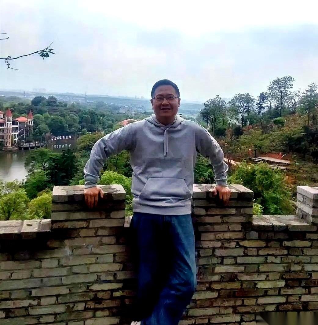 银行大厅的玻璃门上蒙着一层水汽，里面挤满了攒动的人头和灰白色的头发。他隔着门看