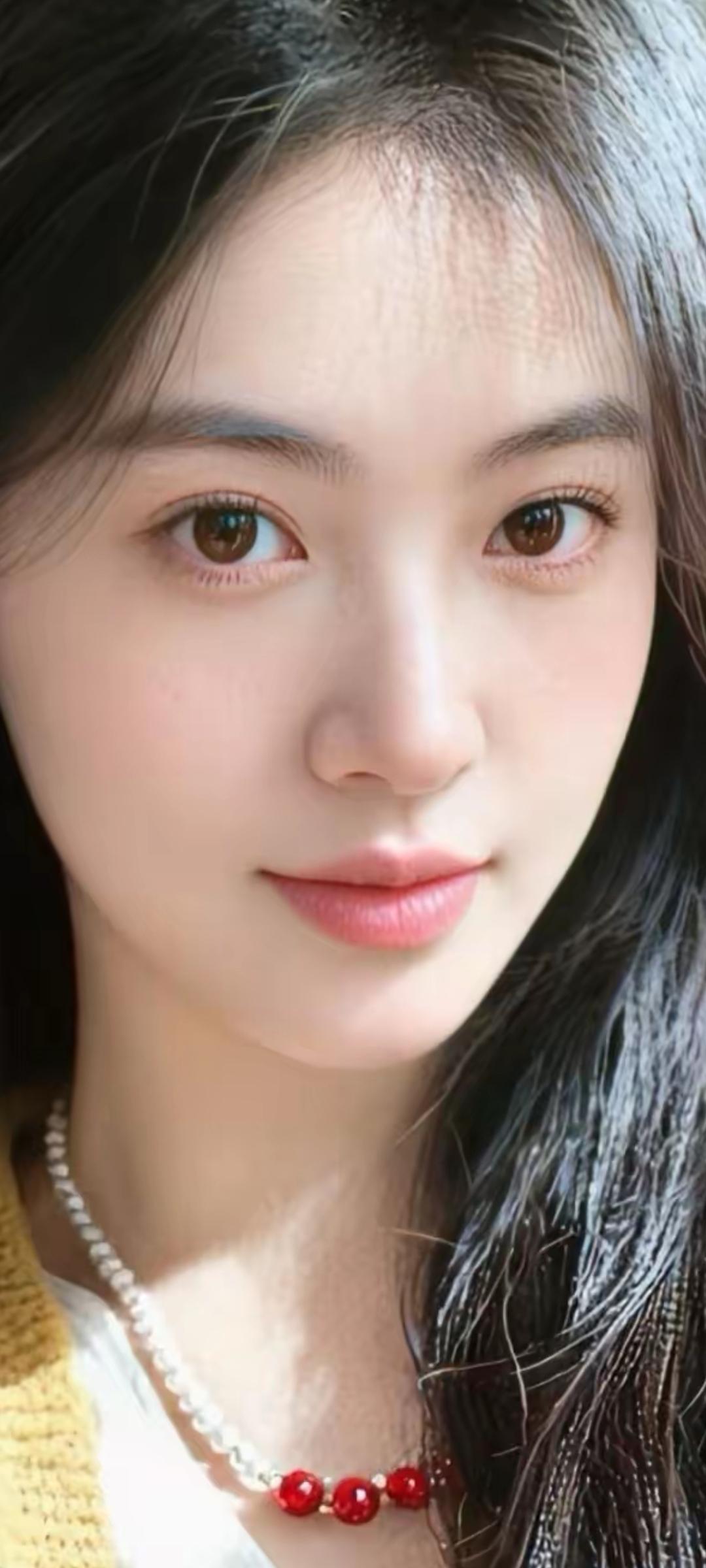 温柔甜美的少女，红宝石项链点缀，散发迷人魅力。