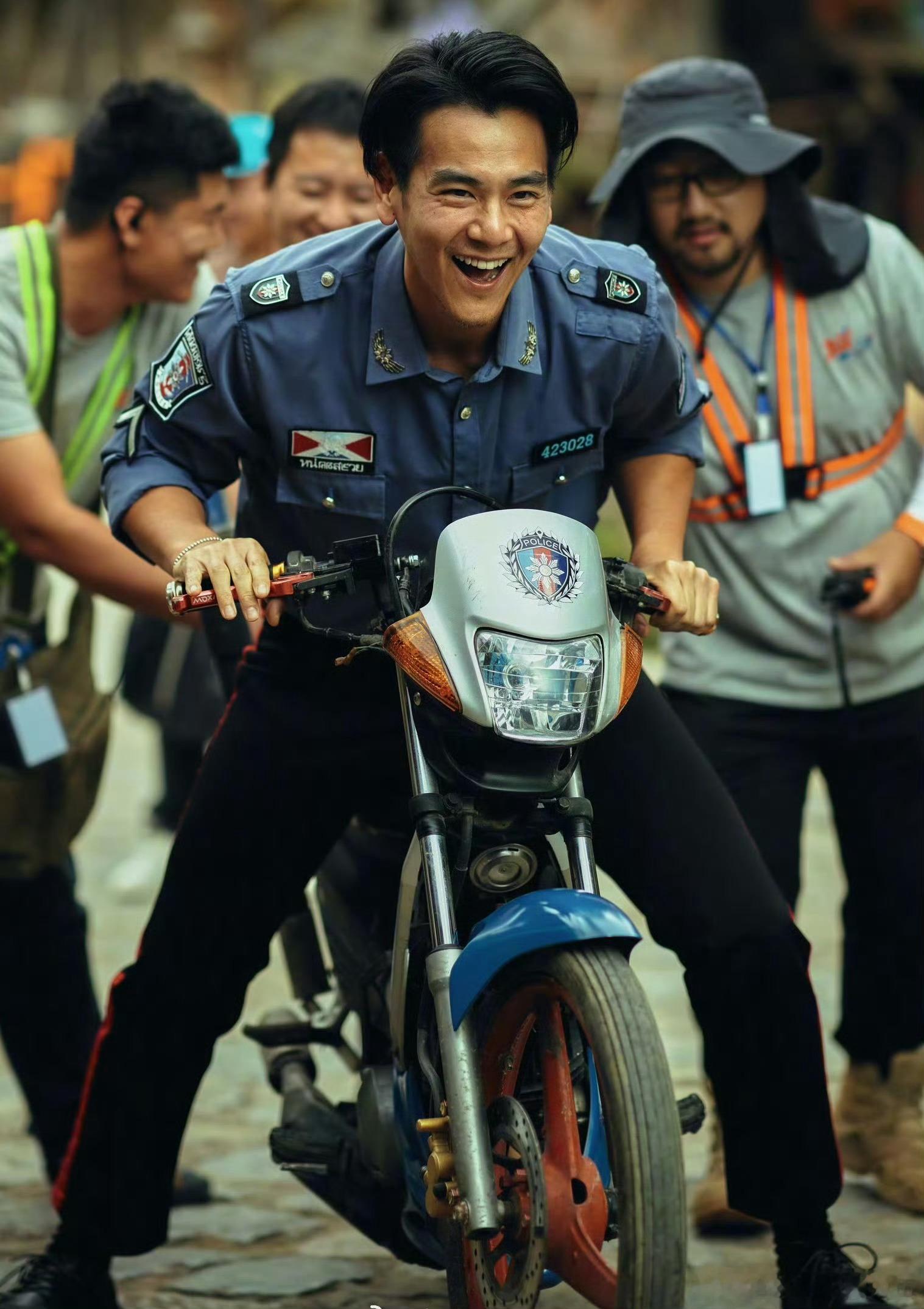 彭于晏法拉利的脸配摩托座驾男神彭于晏电影图就这么水灵灵地来啦！法拉利的脸搭摩托