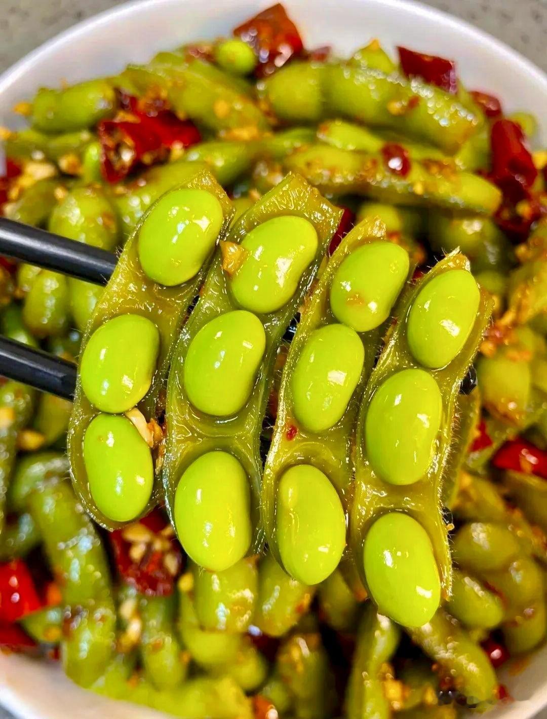 活了三十好几，之前煮毛豆一直全凭瞎操作，简单冲洗干净直接丢进锅里，加水、随手撒上