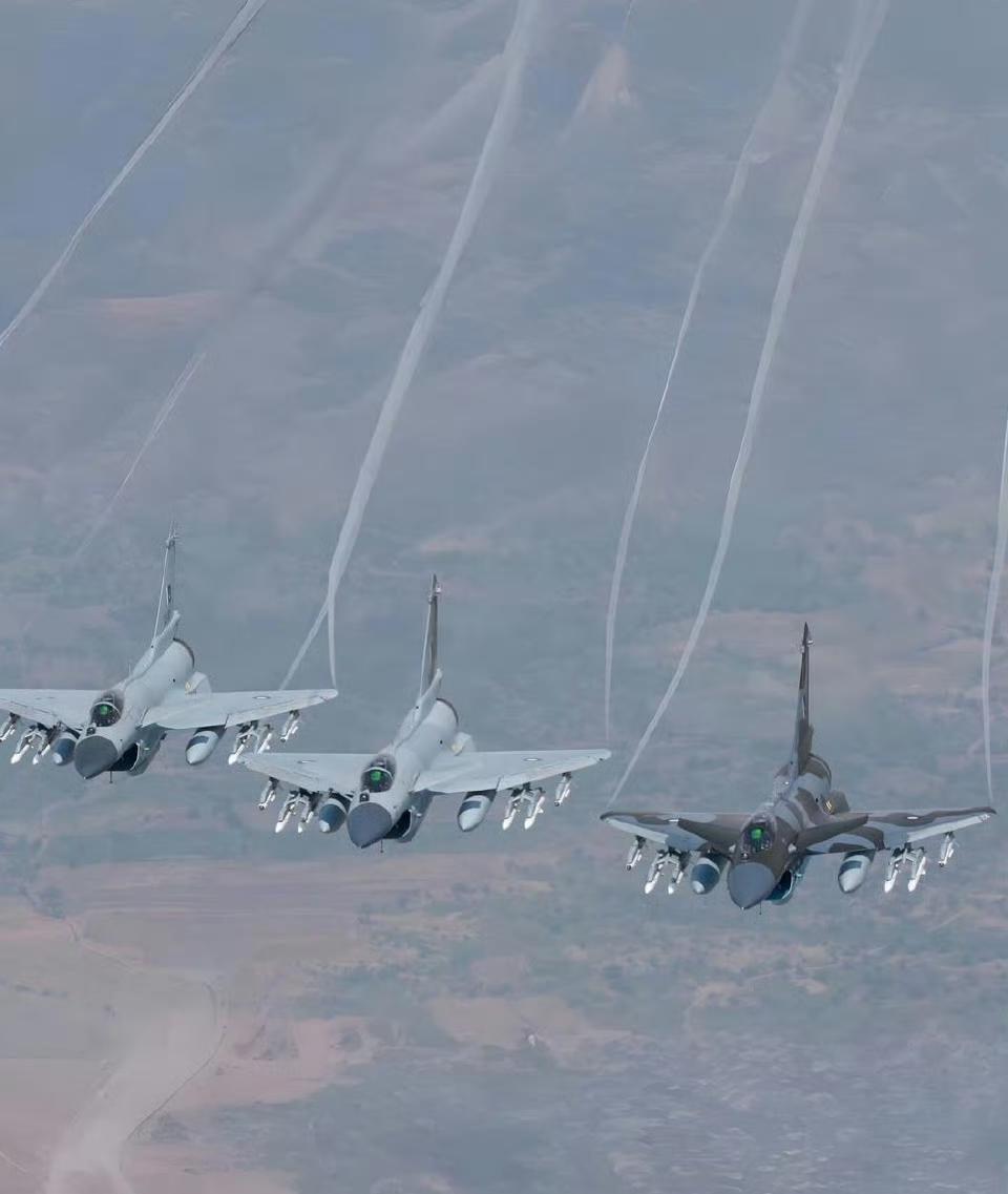 巴基斯坦空军歼-10CE三机编队，空优最强挂载，双联PL-15E空空导弹，印度阵