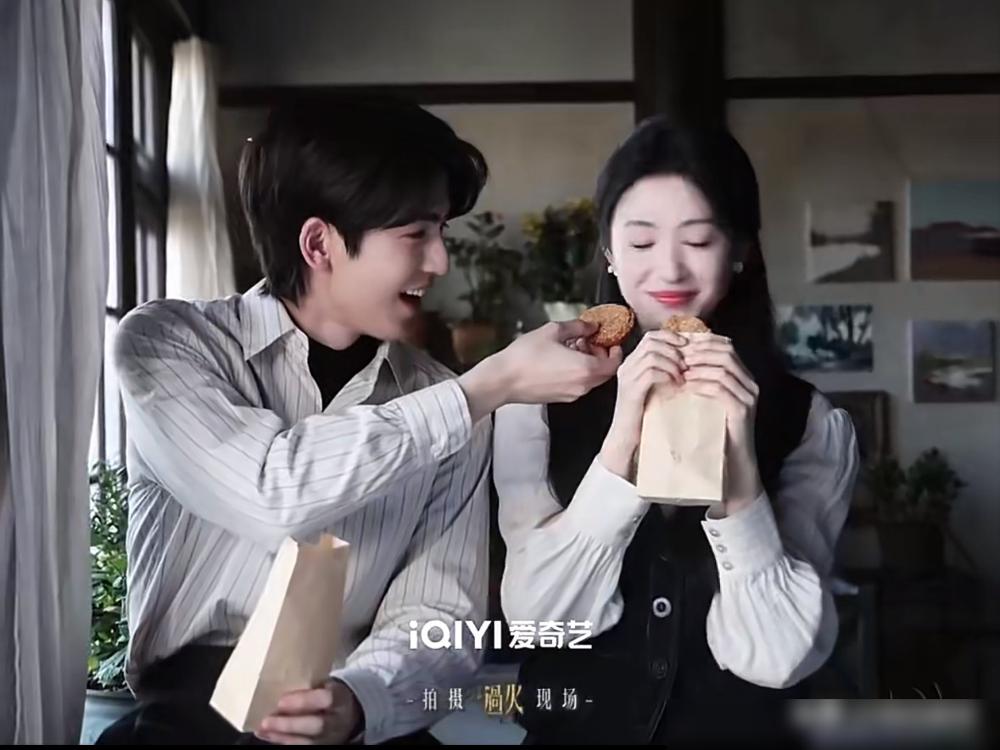 我真服了这国产剧的后期，生生把一个大帅哥的鼻子都快磨没了。你看路透视频里，张