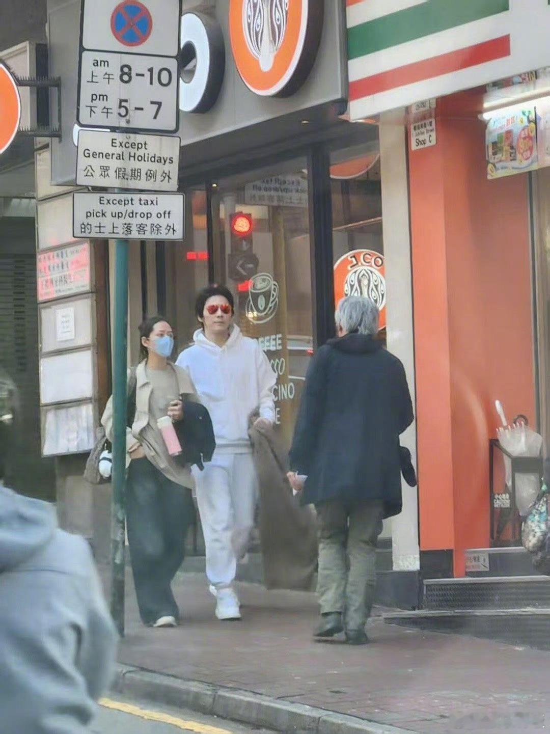 郭碧婷跟向佐回香港了网友香港街头撞见郭碧婷向佐两人同框逛街，并肩同行状态超佳，