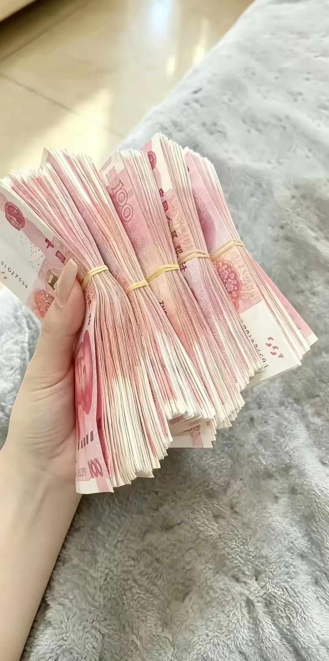 存钱，存钱，一定要好好存钱，钱真的太重要了。​一年存一万，十年就有十万。​一