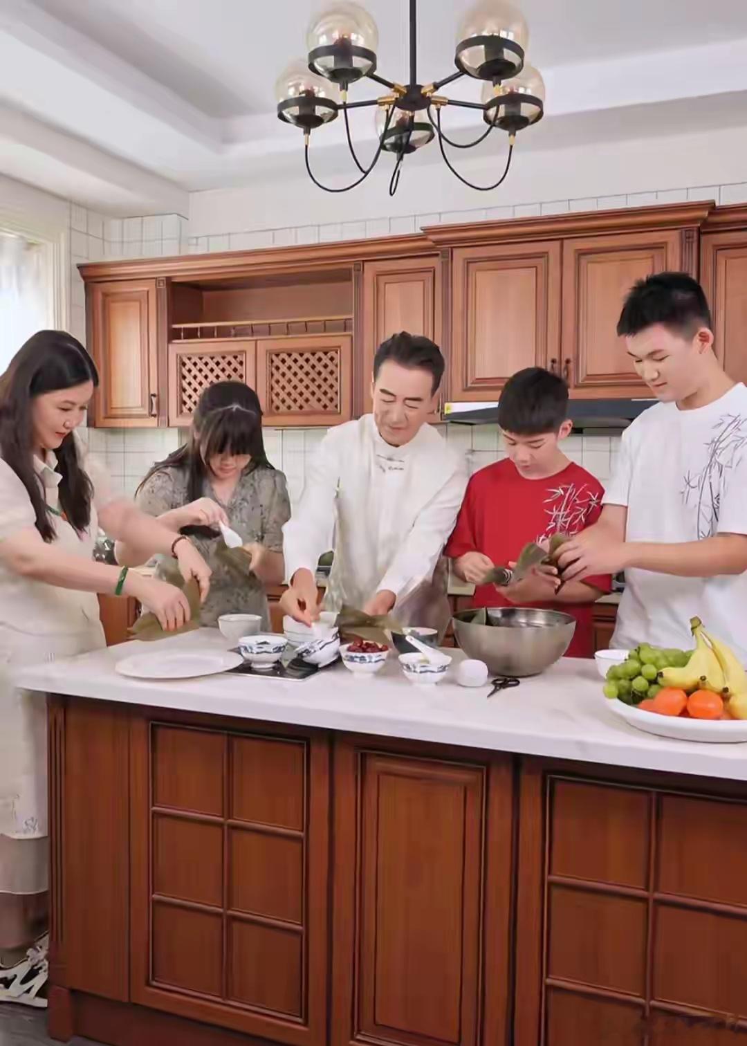 70岁寇振海和家人一起包粽子，李婷打扮像贵妇，三个孩子身高惊人​​​