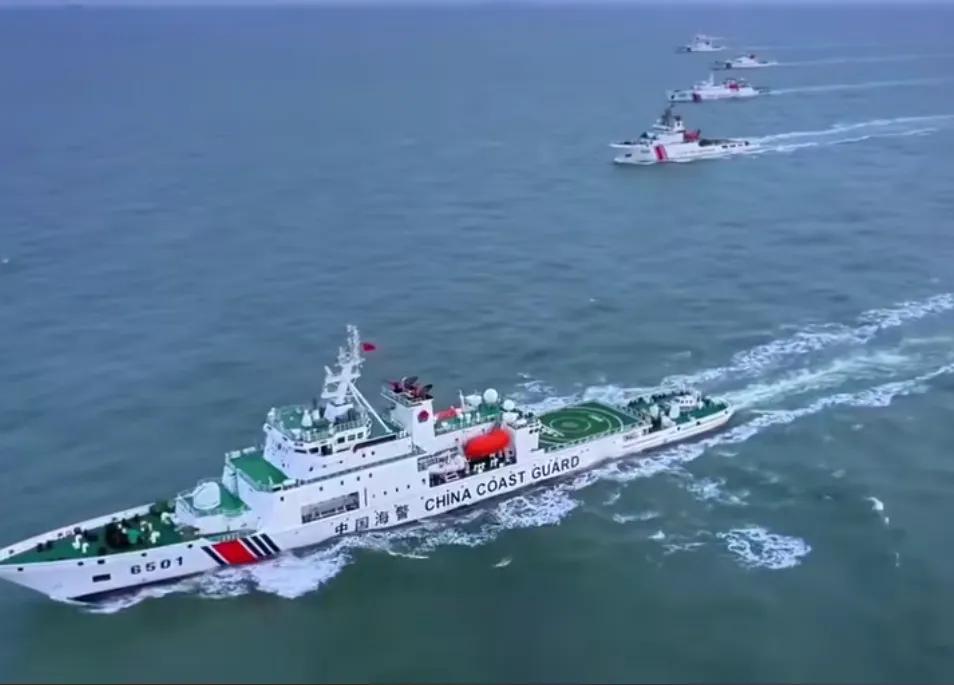 南海黄岩岛局势迎来全新变化！解放军南部战区和中国海警罕见同步出手，在黄岩岛海域开