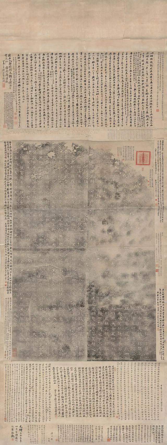 1906年，闽浙总督端方参观柏林博物馆时，发现一座石碑很特别。他走近一瞧，惊得目