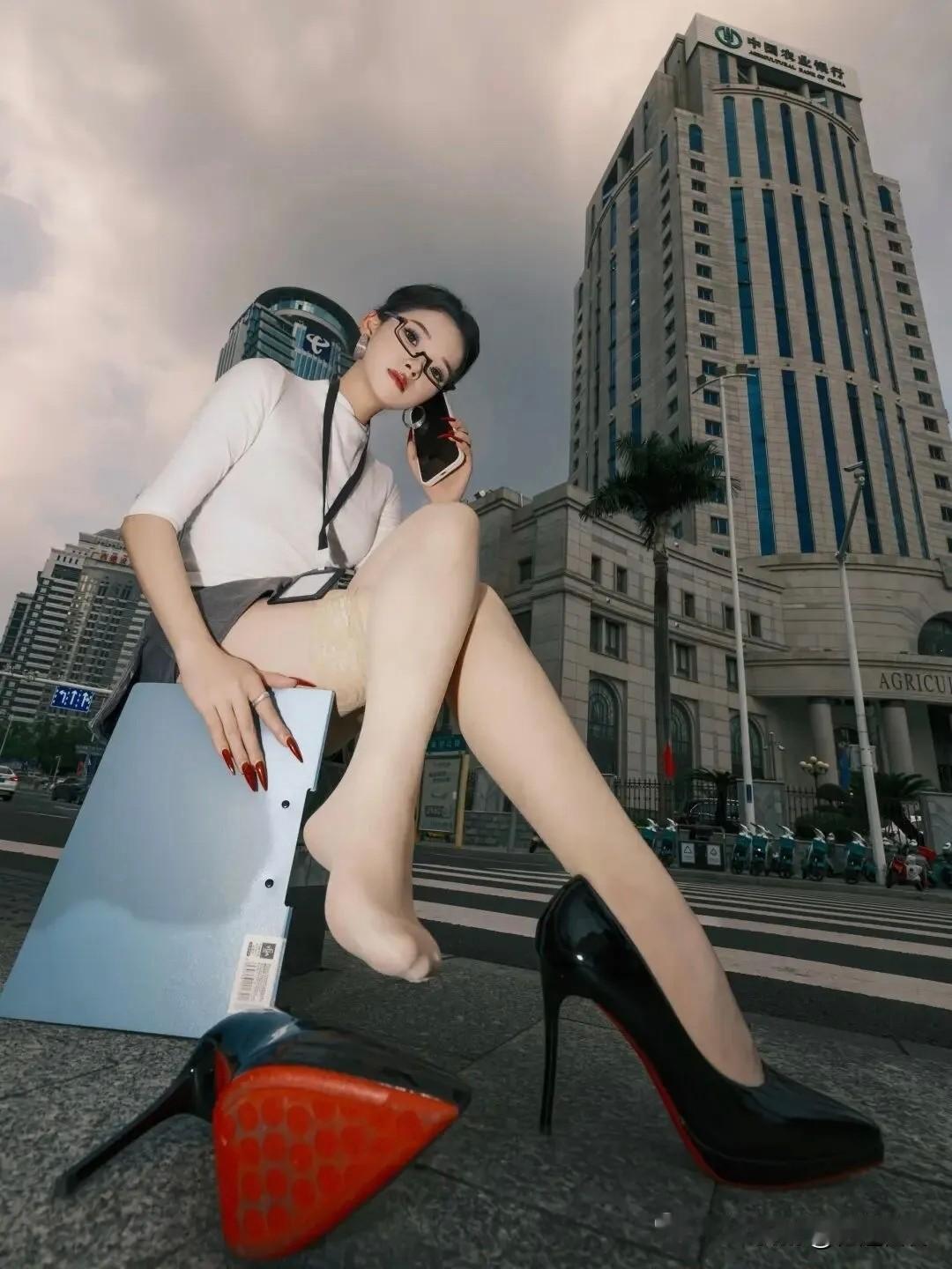 都市女郎的时尚穿搭，高跟鞋与现代建筑的完美结合！简单的时尚感，绝绝子的搭配分享