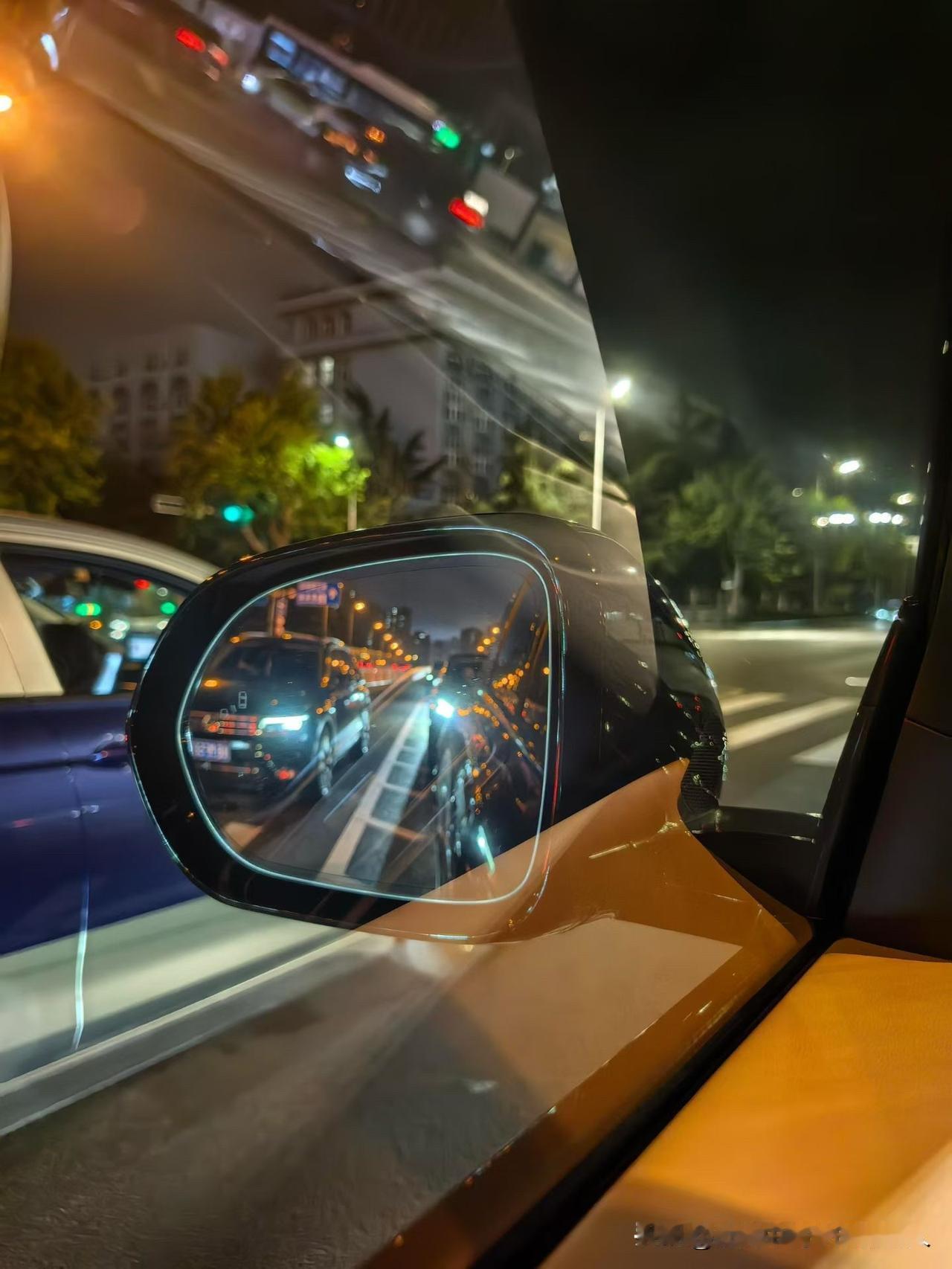 我有个朋友，在原来的公司熬了八年，好不容易爬到中层，手里攥着核心项目，本来以为能