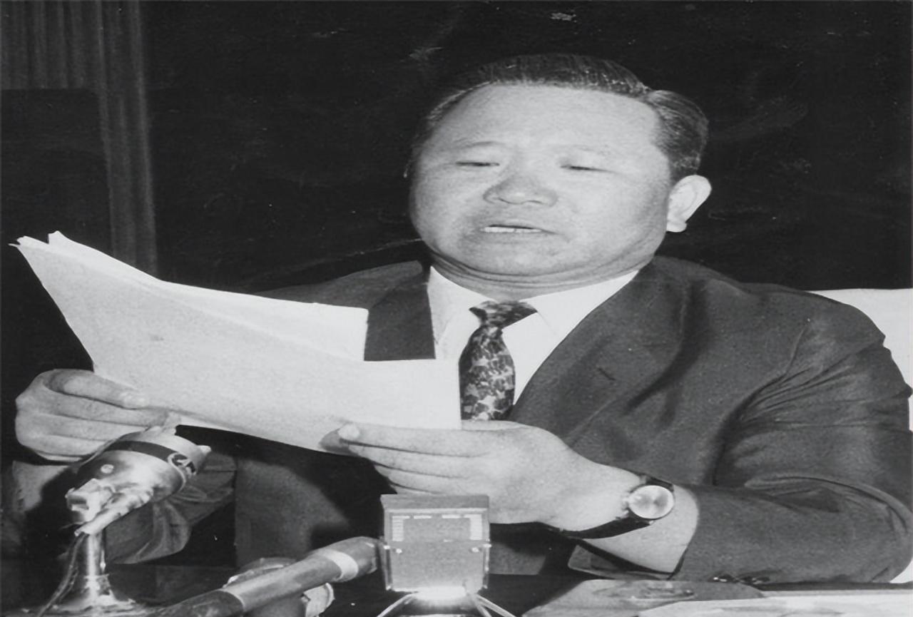 “我们将喝醉的金炯旭塞到了后座上，然后将其带到了巴黎郊外的一户养鸡场，启动饲料粉