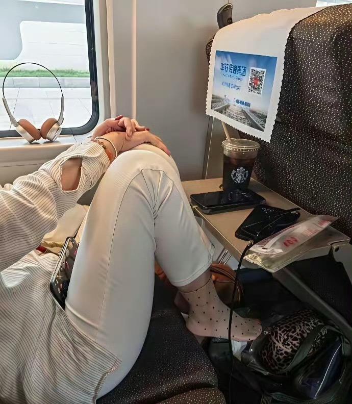 她的洒脱和自信来自啥