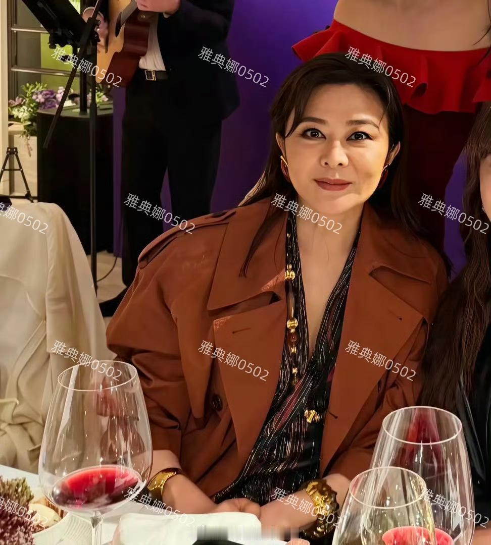 大美女关之琳现在也变样了，感觉她越来越像闺蜜向太了，不仅老了脸变僵了连面相都变凶