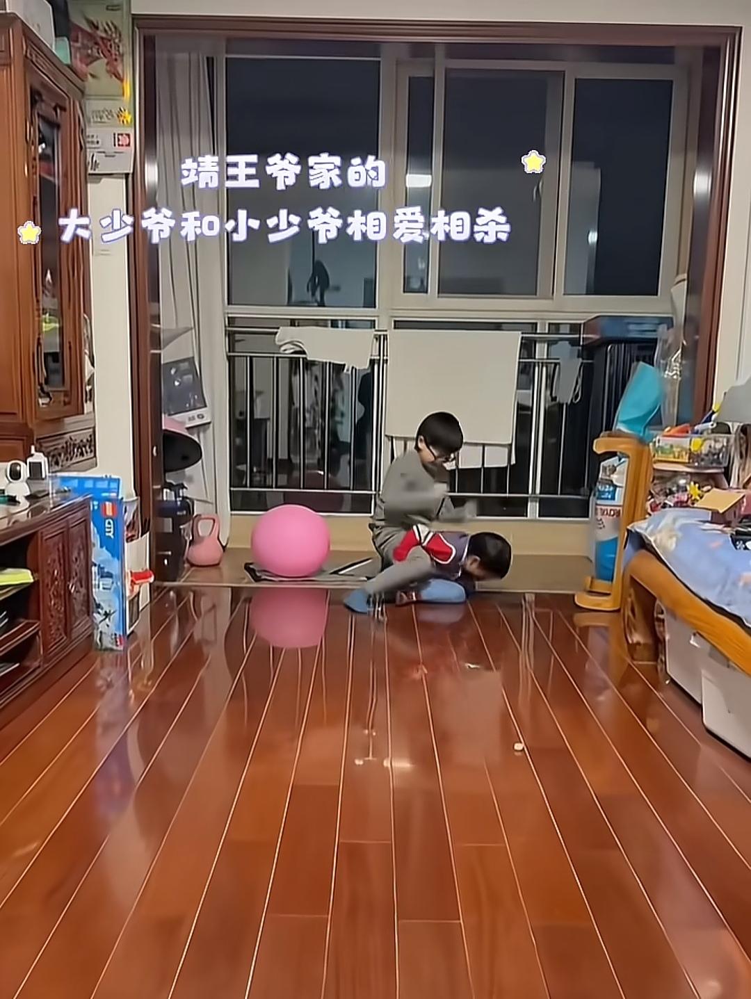 谁家的孩子不调皮，靖王爷家的两个宝宝也是打打闹闹。大胖梁靖崑看起来一副很老实的