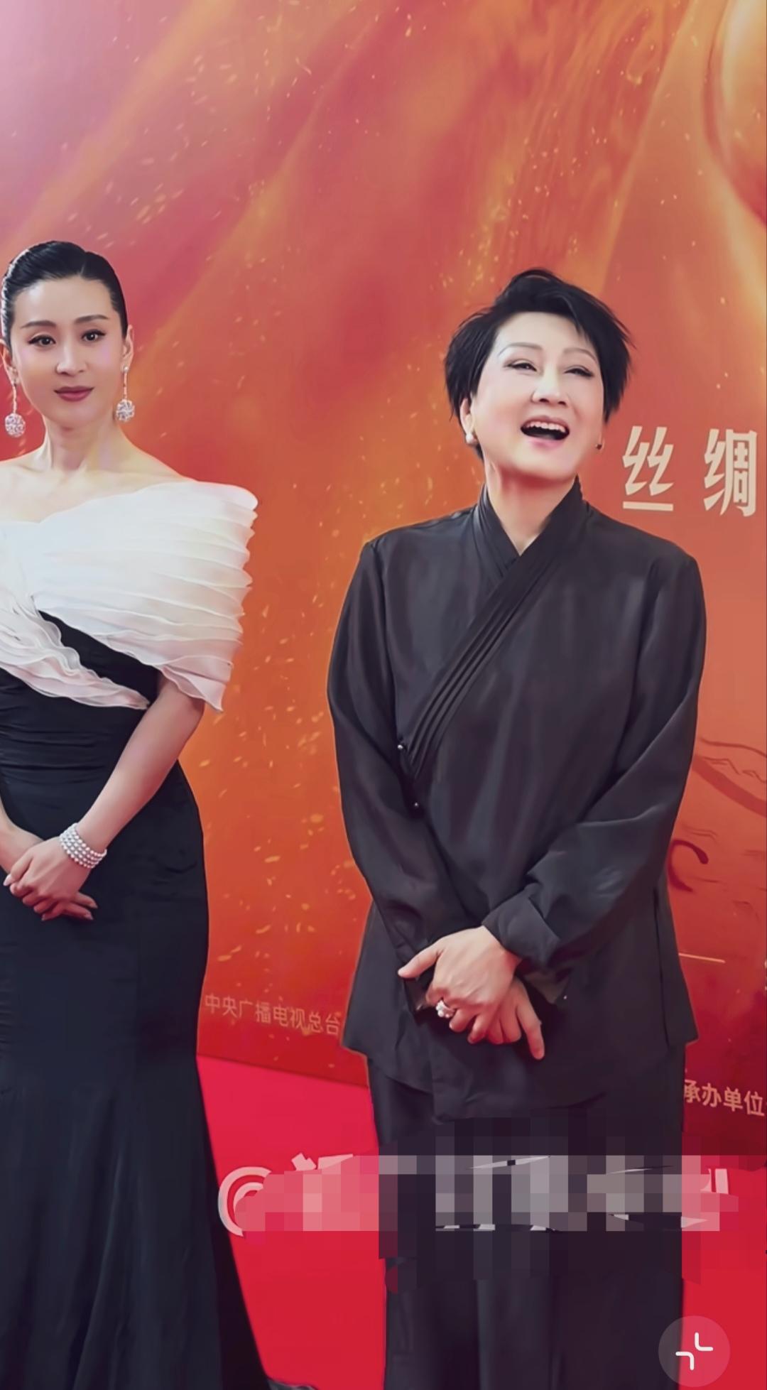 苗圃还是这么美，气质还是这么好，英姿飒爽。凯丽老师也不错，穿搭得体，妆容精致，
