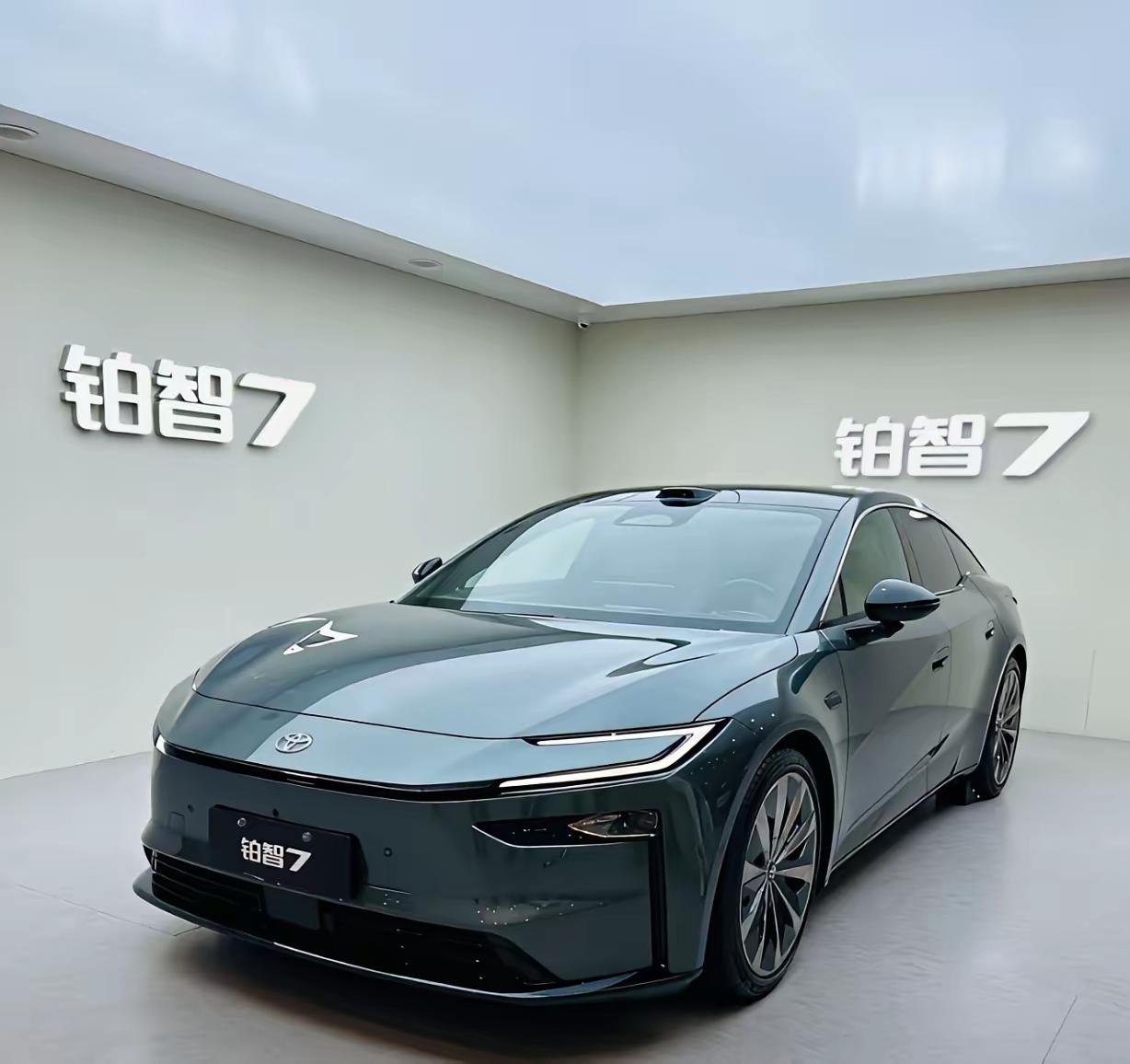 雷克萨斯开始照着国产车改了？这事搁五年前谁信。新款ES，你看那个前脸，半封闭