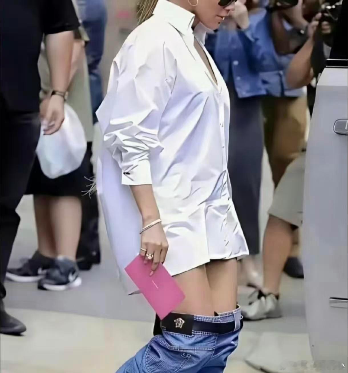 开始乍一看，吓一跳，还以为这个人在大街上裤子掉下来了，怎么还不紧不慢的，太尴尬了