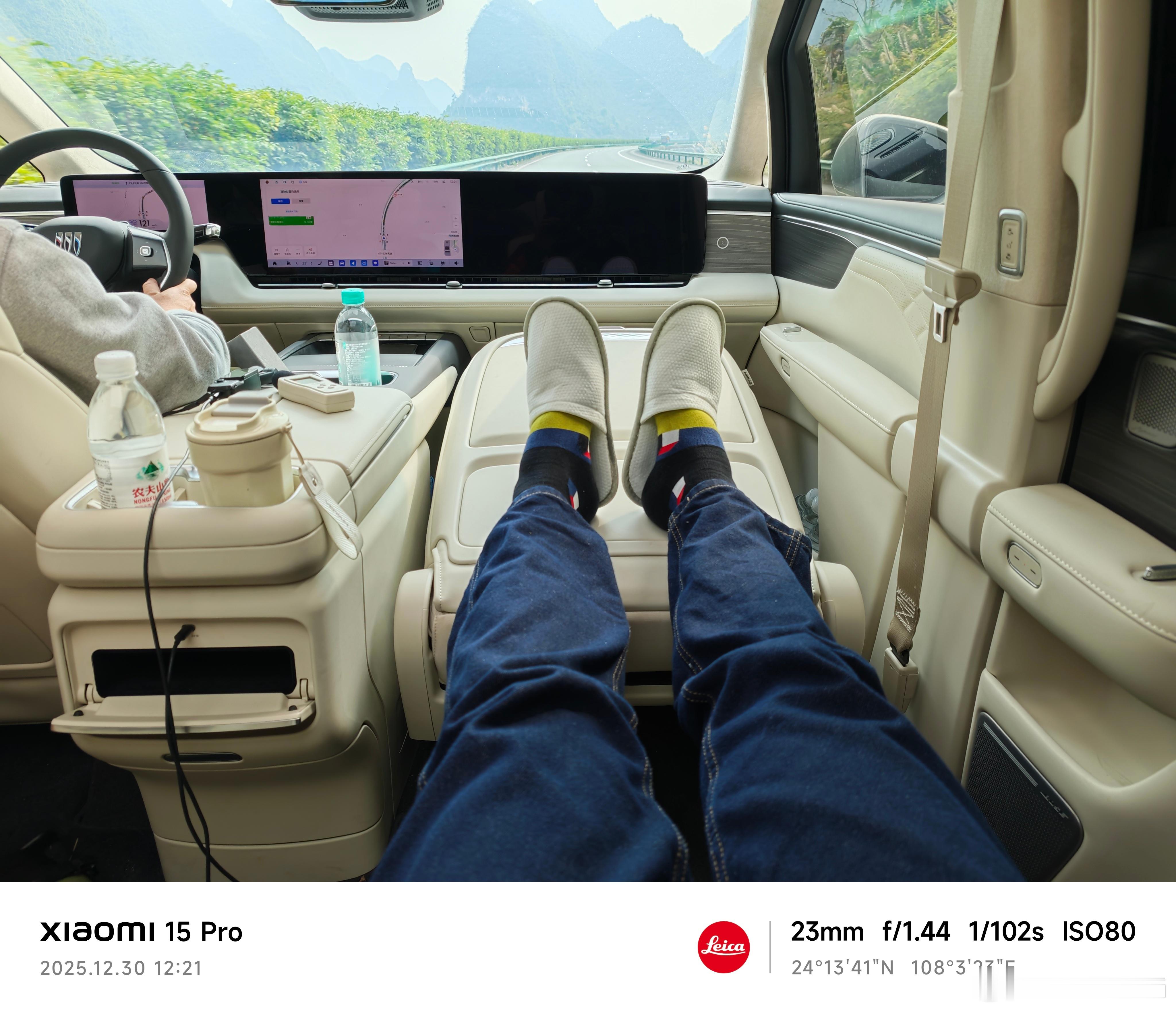 优雅，永远保持。来到了商务舱的后排，小拖鞋和红茶整起来，前排放倒，贵妃榻模式，再