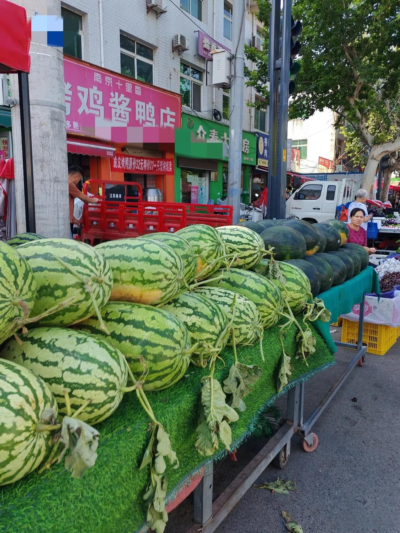 今年的西瓜真是一言难尽。6月28日，这是我刚刚路过北郊早市拍到的几张图片，西瓜