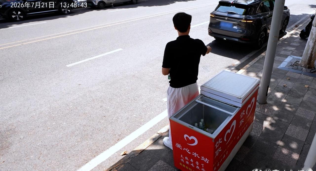 近日，重庆街边爱心取水点持续对外开放，为高温作业人群提供饮用水，一台第四代CS