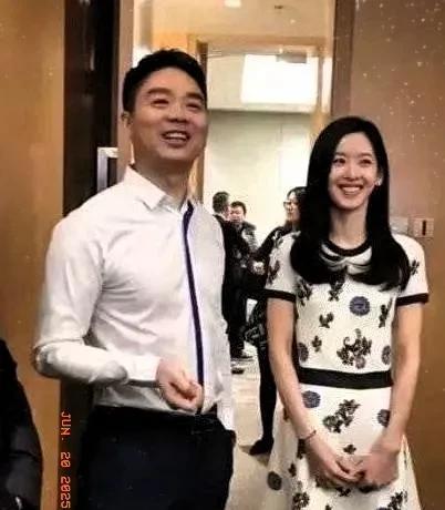 刘强东最近直播里51岁了看起来像30来岁这事网上吵翻了刘强东又火了，这几天围绕