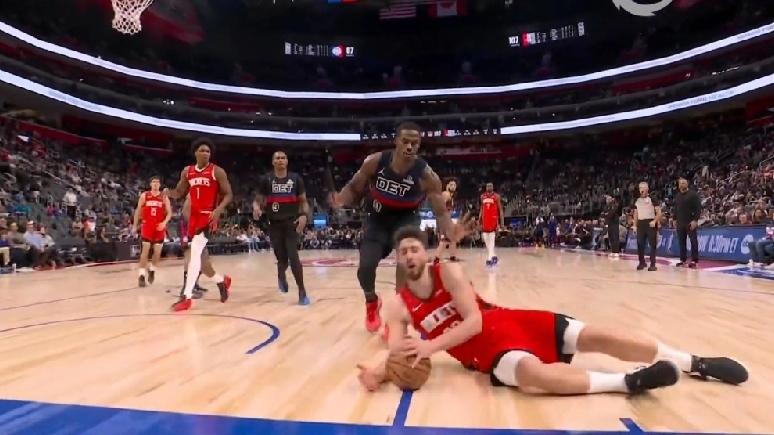 又软又独！NBA火箭险胜活塞，申京19分+1板+5助+5误，空篮扣不进，运球自己