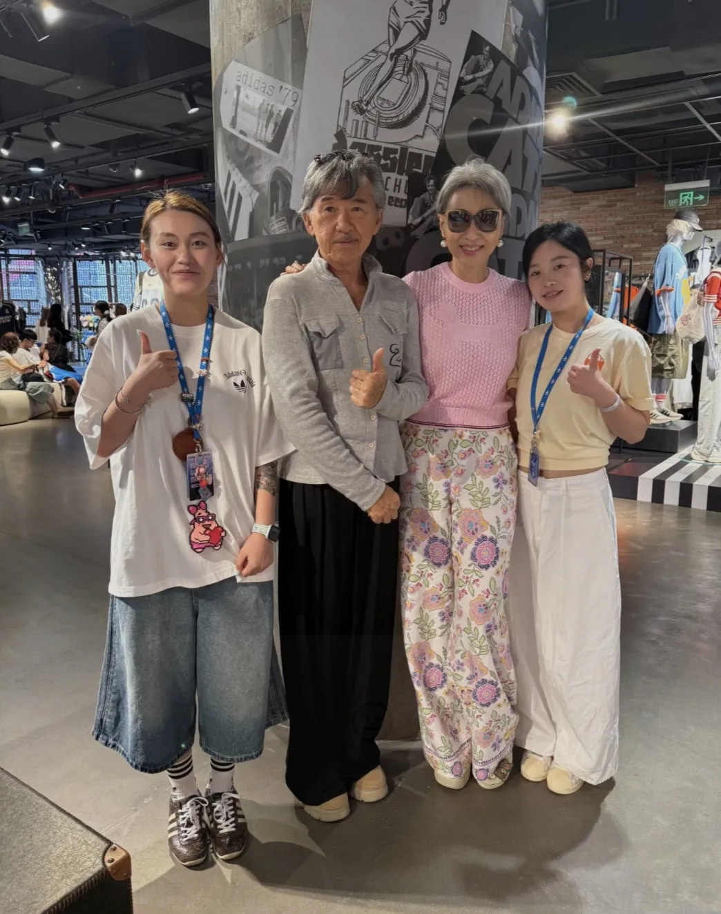 65岁叶蒨文和79岁林子祥在上海一间大型商场低调购物，夫妻俩这次的着装都有点一言