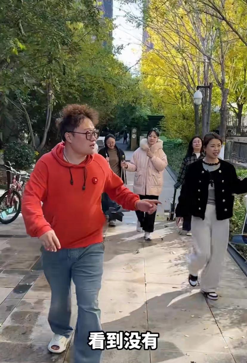 都是洞刚拿到五千万，娜姐转头把办公室升级成带健身房咖啡吧的豪华版，还在会上放话干