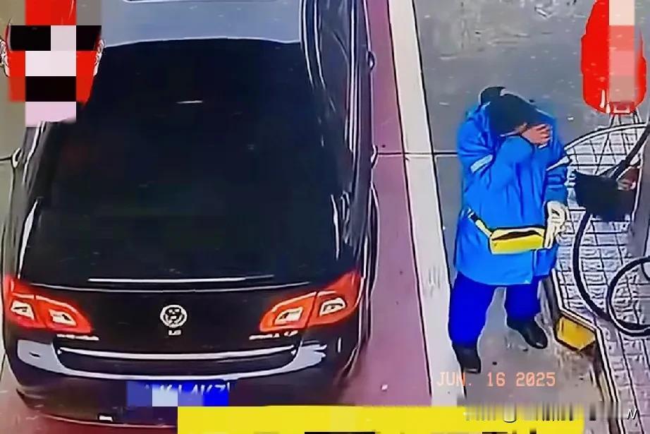 有点钱就不得了了，开辆豪车就一副不可一世高高在上的样子，一辆奔驰车加完油以后，付