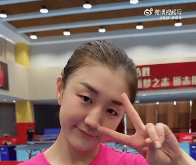陈梦回来了！半年球台空着，全网都在问：她去哪儿了？昨晚训练馆灯突然亮起，她拎
