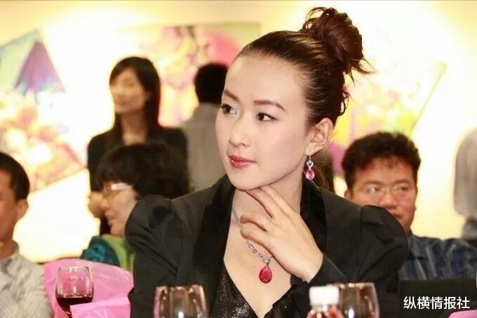 最漂亮80后女老板 失去父母后接管百亿家业 35岁掌控8500亿资产
