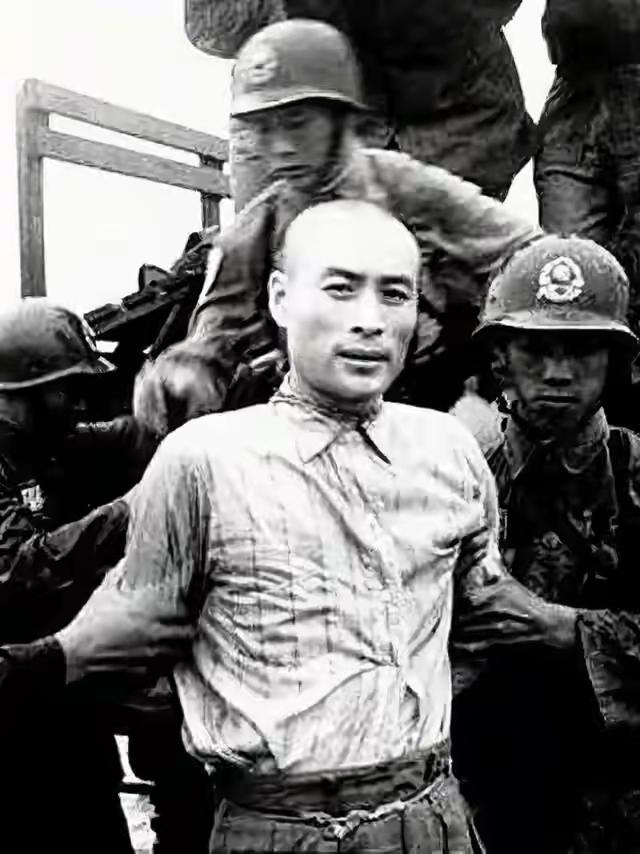聂曦烈士临刑前的照片里，裤子用麻绳拴着，着实让人心疼流泪！谁能想到，这张照