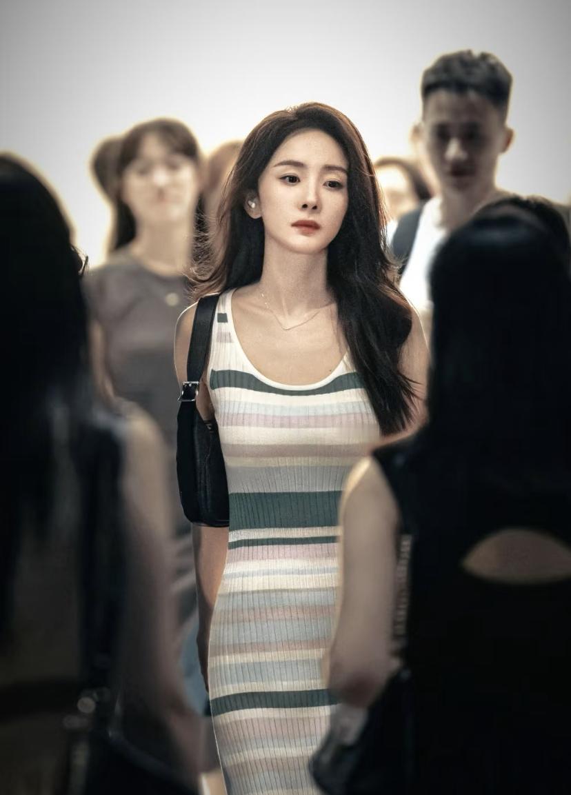 奉劝大家一句，千万不要被杨幂给骗了，别看她穿这条裙子这么好看，但是事实上这裙