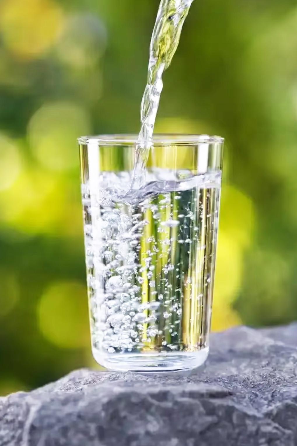 喝水，就可以显化！每次喝水时，对水说出你的愿望，必须说成已经实现的样子。喝水，